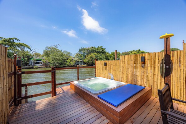 Outdoor spa tub