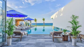 Villa exclusiva, 5 habitaciones, vistas a la playa, frente a la playa | Zona de estar | Una televisión de pantalla plana