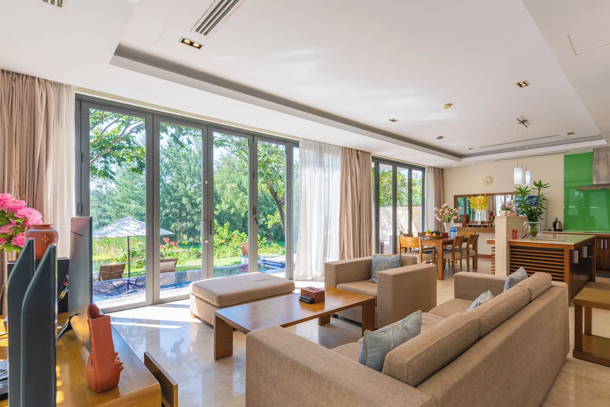 Villa Superior, vista giardino | Area soggiorno | TV a schermo piatto