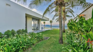 Vila Eksklusif, 5 kamar tidur, pemandangan pantai, menghadap pantai | Area keluarga | TV layar datar