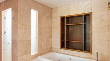 Villa Superior, vista giardino | Bagno | Combinazione doccia/vasca, asciugacapelli, accappatoio, pantofole