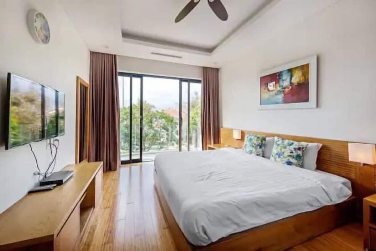8 bedrooms, desk, laptop workspace, soundproofing