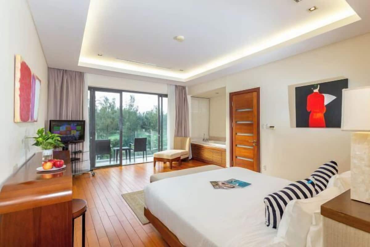 8 bedrooms, desk, laptop workspace, soundproofing
