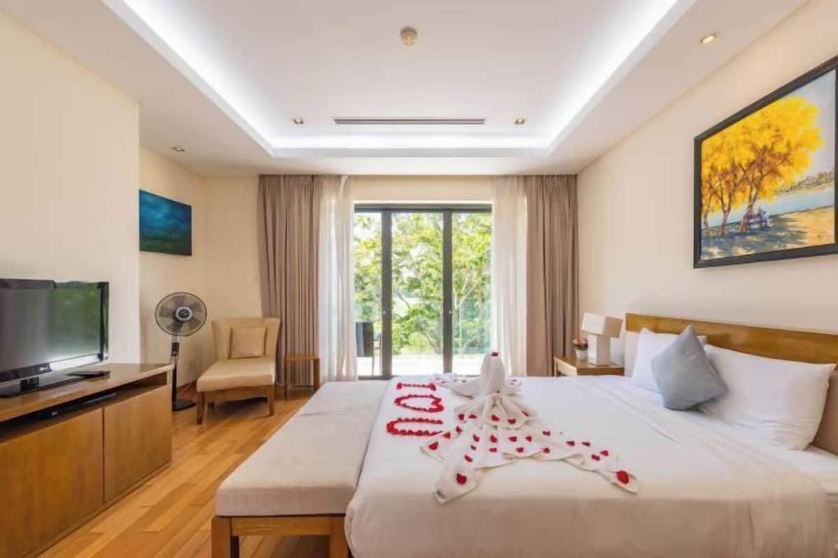 8 bedrooms, desk, laptop workspace, soundproofing