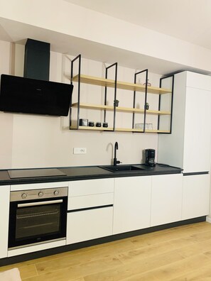 Een koelkast, een oven, een vaatwasser, een koffiezetapparaat/waterkoker