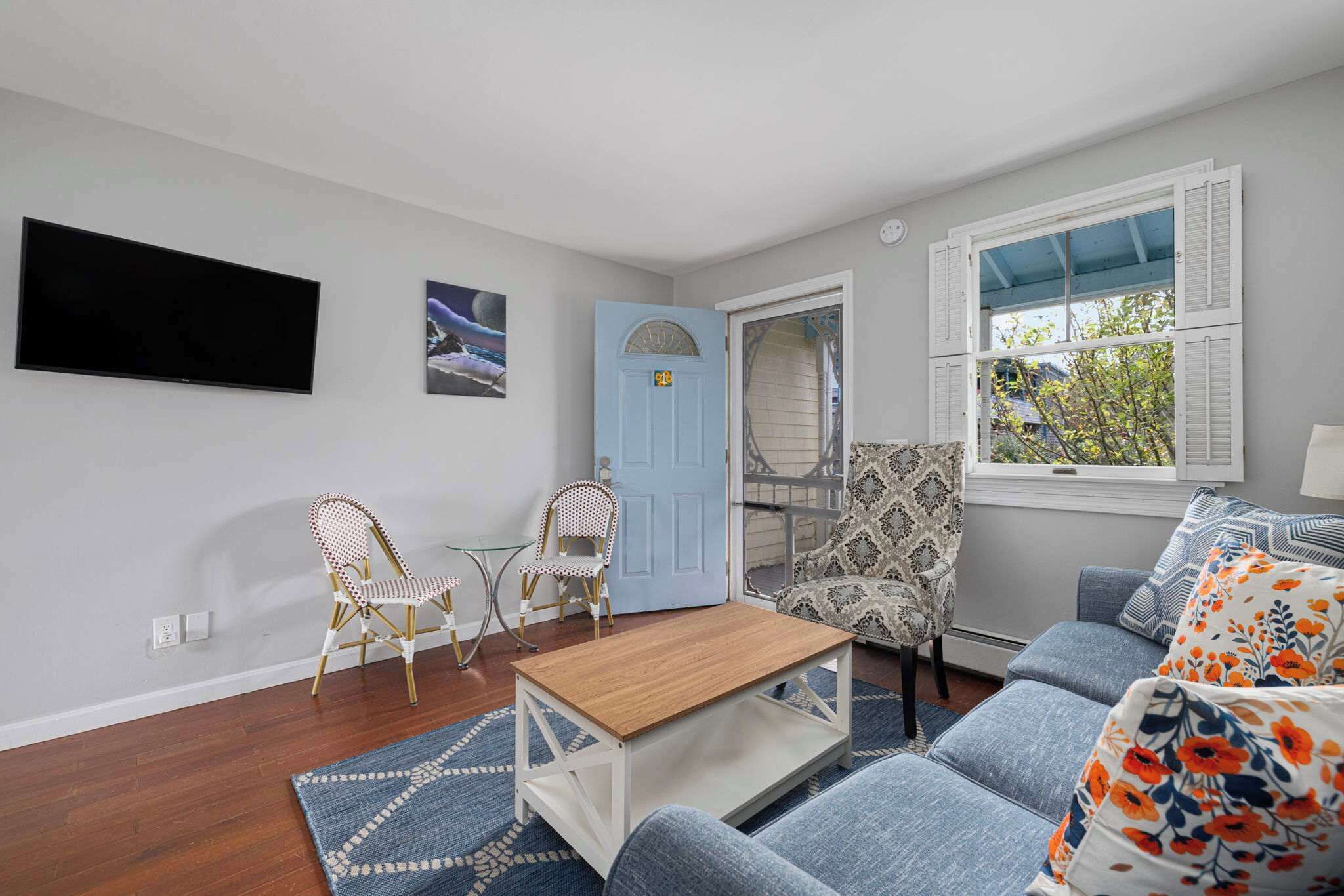 Een televisie en een kantoor