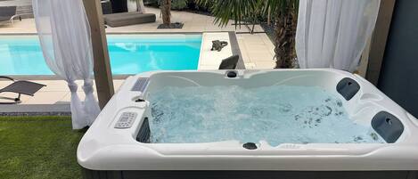 Toetasjesleilighet – premium, spabadekar, bassengutsikt | Terrasse/patio