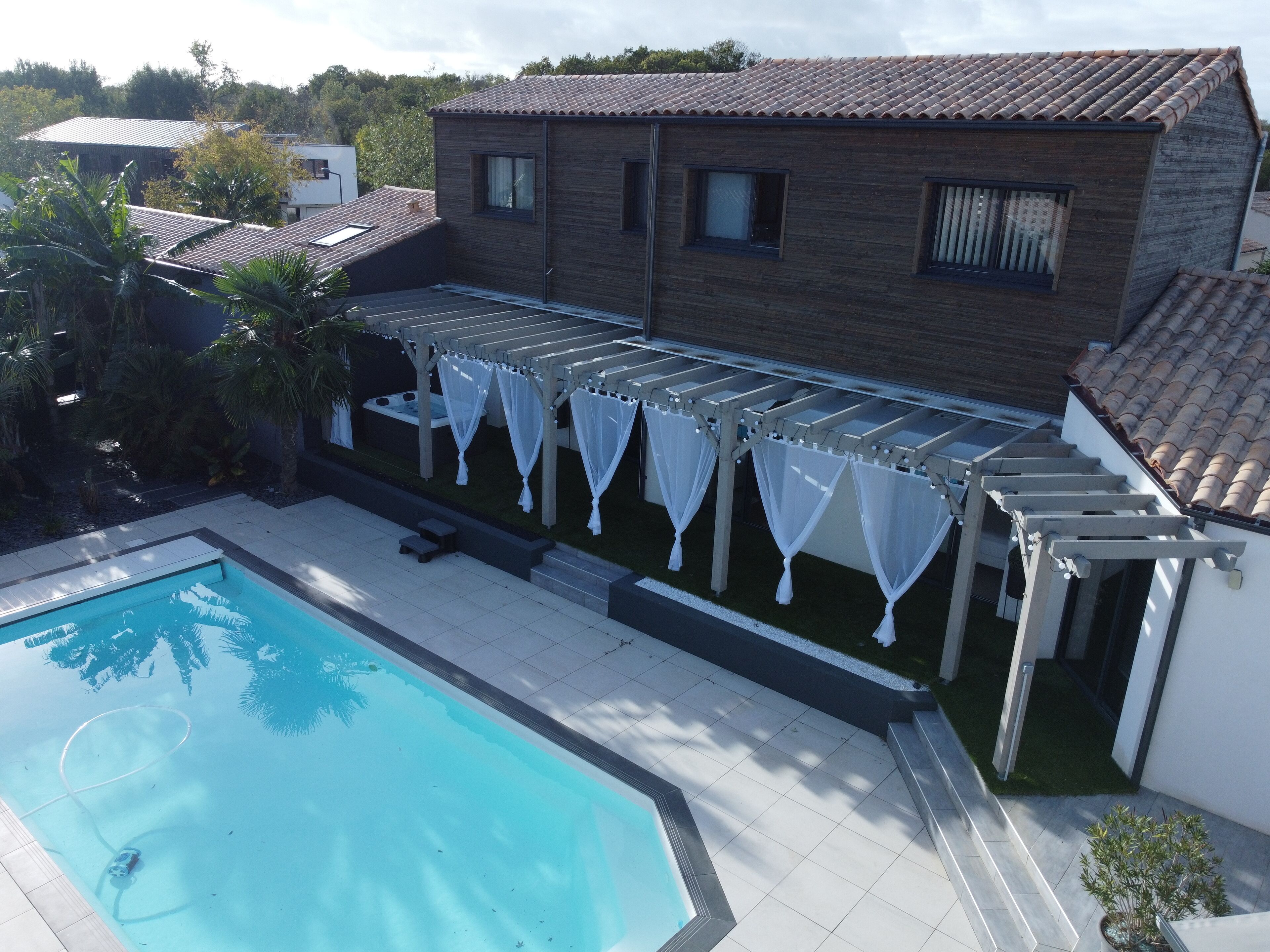 Piscina stagionale all'aperto, ombrelloni da piscina, lettini