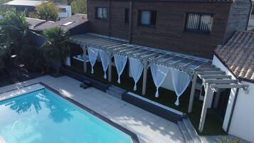 Piscina stagionale all'aperto, ombrelloni da piscina, lettini