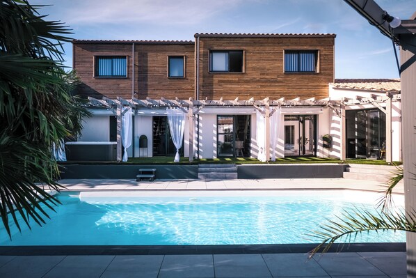 Exterior - Aix Keys (Saint Laurent de la Pree)