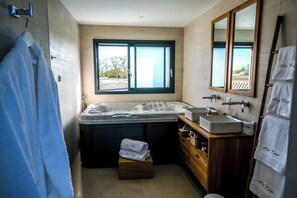Exclusive-Maisonette, 1 King-Bett, Whirlpool, Poolblick | Badezimmer