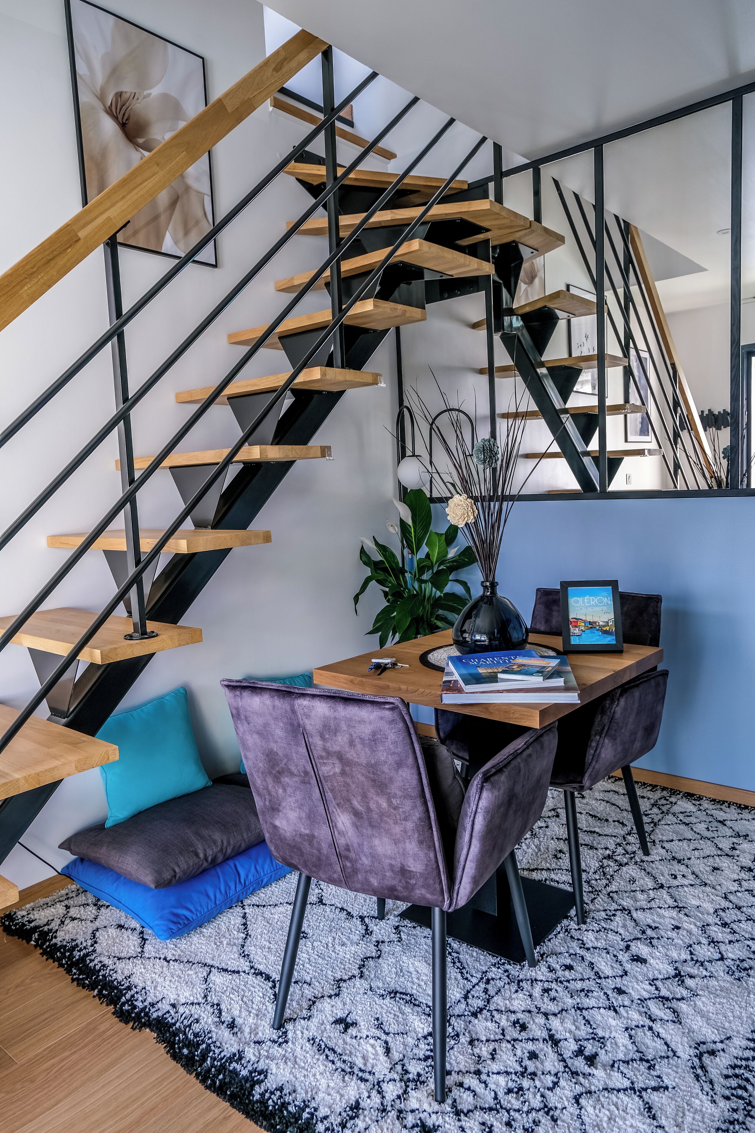 Premium maisonnette, bubbelbad, uitzicht op zwembad | Woonruimte | Een 120-cm smart-tv met digitale zenders