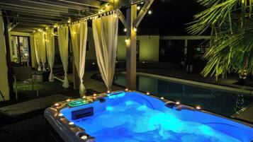 Dúplex Premium, bañera de hidromasaje, vistas a la piscina | Terraza o patio