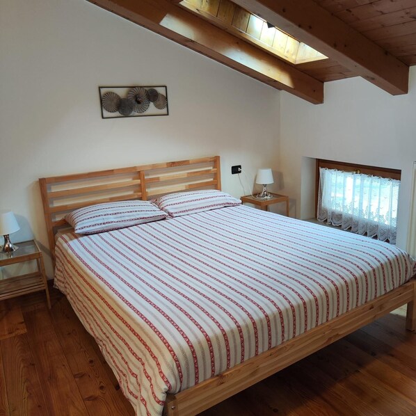 2 bedrooms, travel cot, WiFi, bed sheets