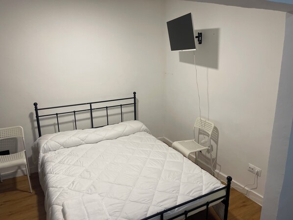 WiFi, bed sheets - Studio apartment in Ventas area (Madrid)