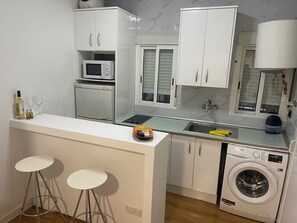 Private kitchen - Studio apartment in Ventas area (Madrid)