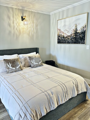 Tabla de planchar con plancha, wifi gratis y ropa de cama