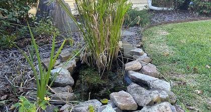 Charming 2-bedroom house with WiFi, AC in nice Charleston