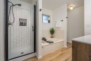 Dusche, Handtücher, Seife, Toilettenpapier