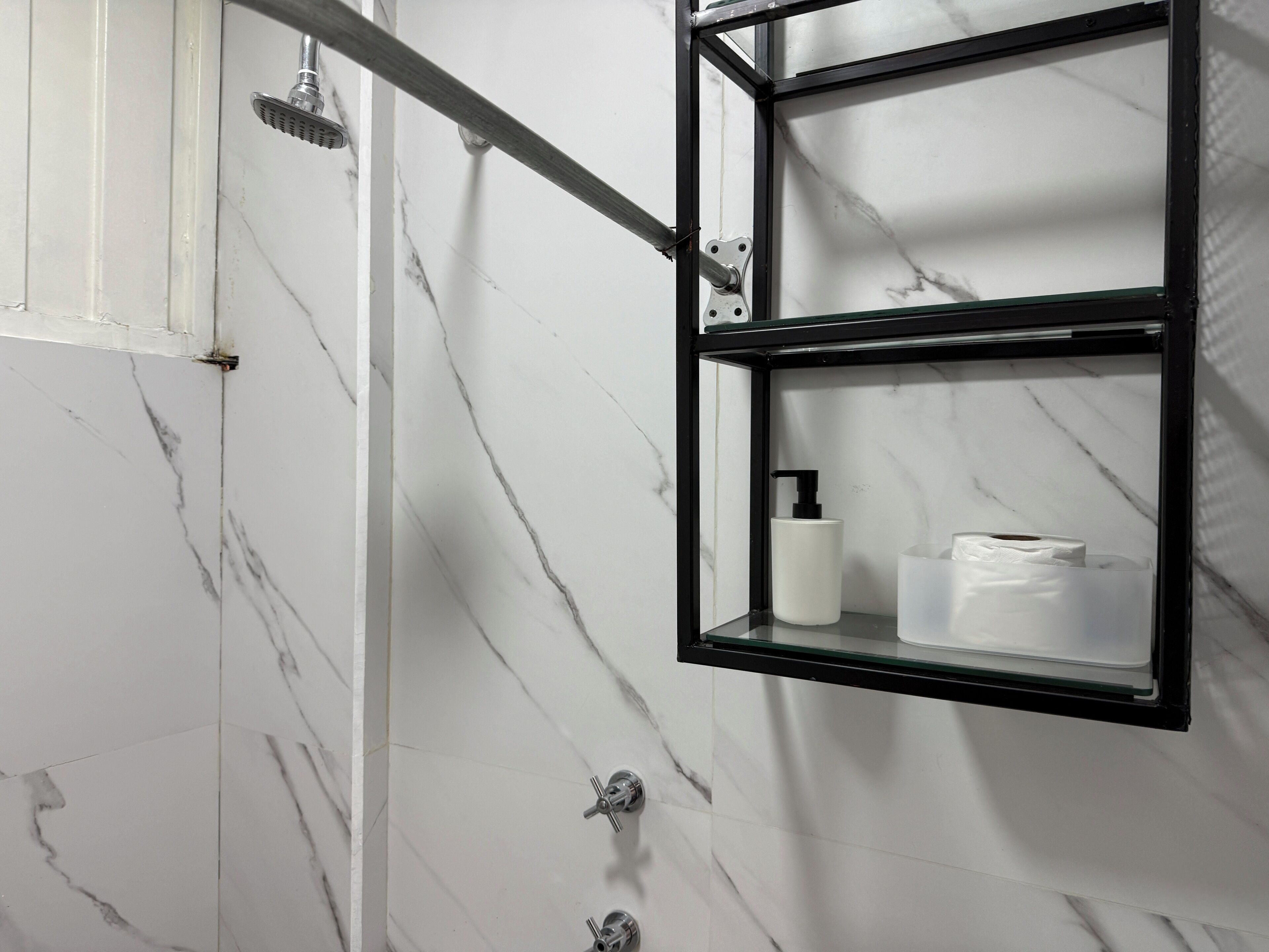 Regadera, toallas, jabón, papel de baño 