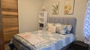 2 bedrooms, desk, WiFi, bed sheets