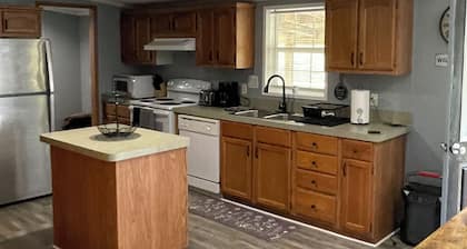 Quite, private 4 bed room 2 full bath home located in Newark oh. Sleeps 12.