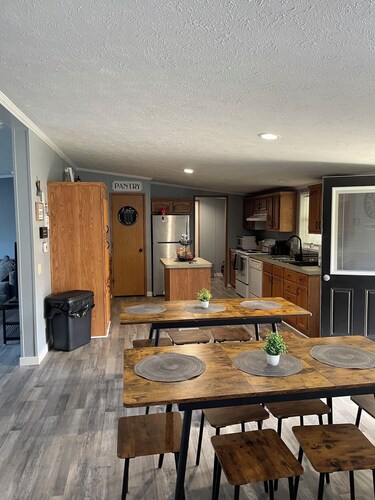 Quite, private 4 bed room 2 full bath home located in Newark oh. Sleeps 12.