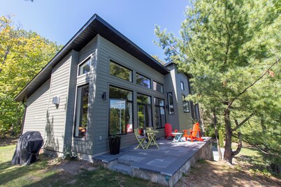 Luxury Lakefront Retreat | 3 bed,3 bath, near Parry Sound | Save on Weekly Stays