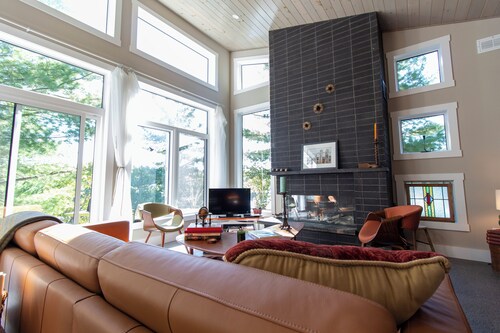 Luxury Lakefront Retreat | 3 bed,3 bath, near Parry Sound | Save on Weekly Stays