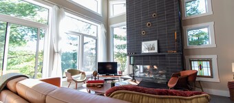 Luxury Lakefront Retreat | 3 bed,3 bath, near Parry Sound | Save on Weekly Stays