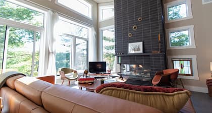 Luxury Lakefront Retreat | 3 bed,3 bath, near Parry Sound | Save on Weekly Stays
