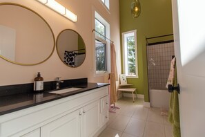 シャワー、ヘアドライヤー、タオル、石鹸