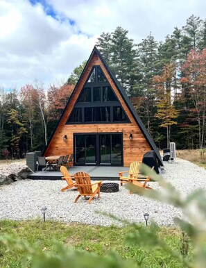 Outdoor dining - Cozy 2-bedroom A Frame chalet in delightful Danbury NH with WiFi and AC (Danbury)