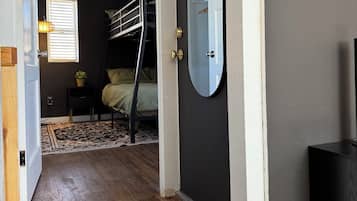 2 bedrooms, in-room safe, desk, WiFi
