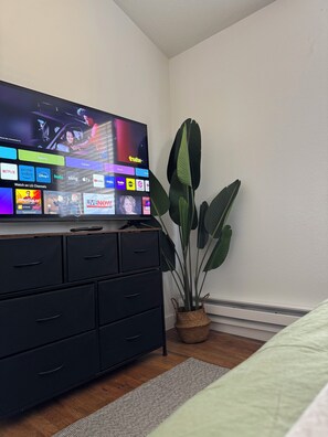 2 bedrooms, in-room safe, desk, WiFi