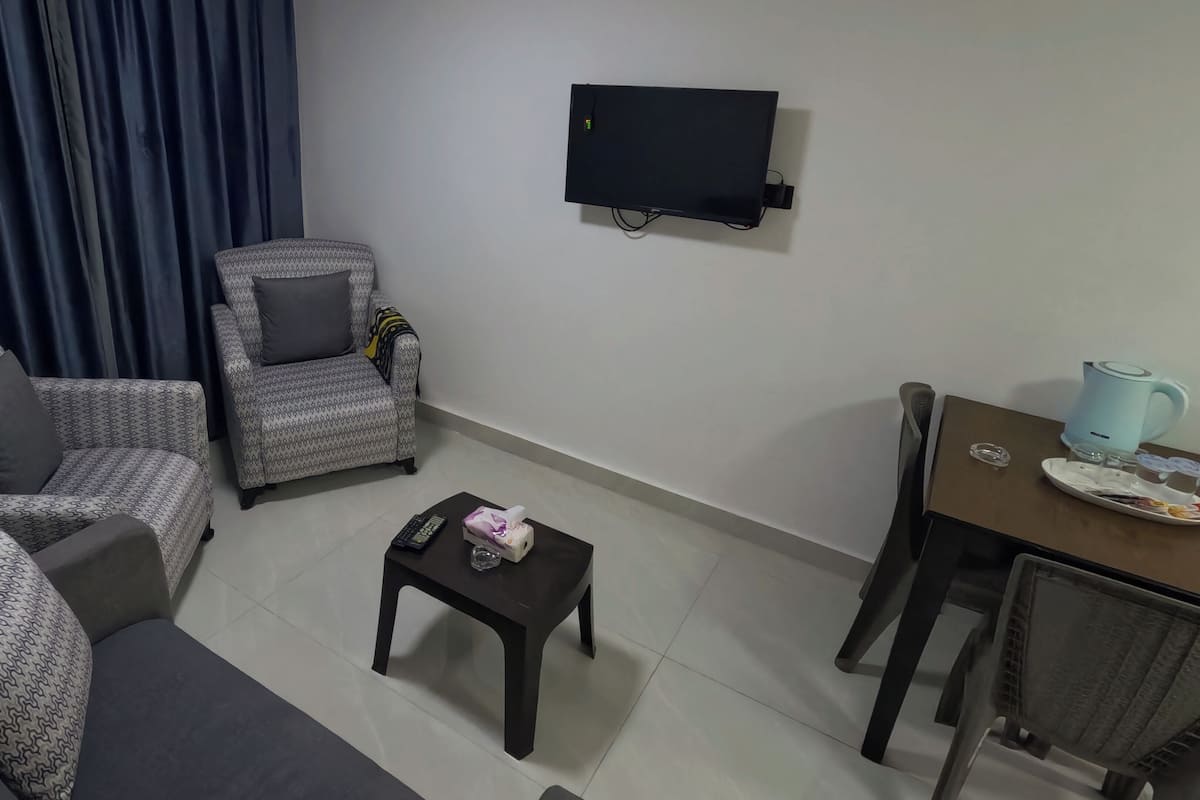 Chambre Double Confort, vue ville | Coin séjour