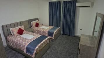 Comfort-Doppelzimmer, Stadtblick | 1 Schlafzimmer, Schreibtisch, kostenloses WLAN