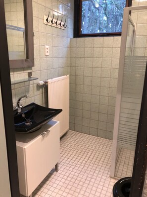 Bungalow | Bathroom - Bungalow in Limburg Near Nature Reserves (Stramproy)