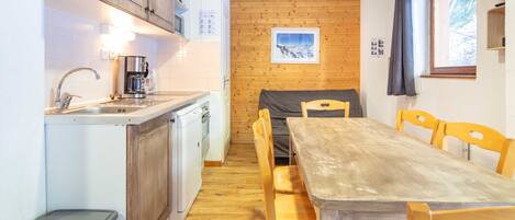 Frigorífic, microones, forn i cafetera i tetera