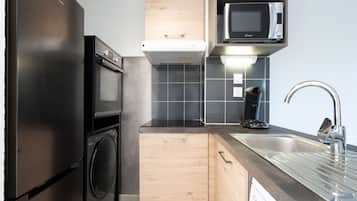 Een koelkast, een microgolfoven, een oven, een vaatwasser