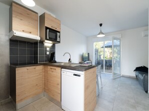 Een koelkast, een microgolfoven, een oven, een vaatwasser
