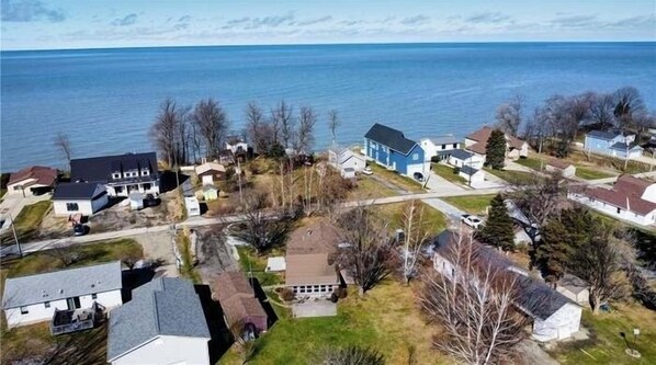 Zona residencial con casas, un lago y cielo despejado.