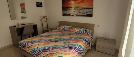 2 عدّة غرف نوم ومكتب وواي فاي مجانًا وملاءات أسرّة