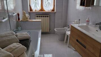 Asciugacapelli, asciugamani, sapone, carta igienica