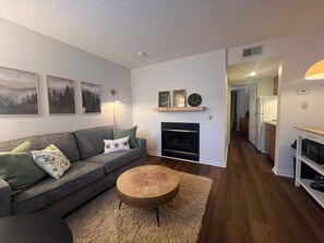 Appart'hôtel, 1 très grand lit et 1 canapé-lit, cheminée (Tennessee Honey Getaway) | Coin séjour | Télévision à écran plat de 42 pouces avec chaînes numériques, cheminée