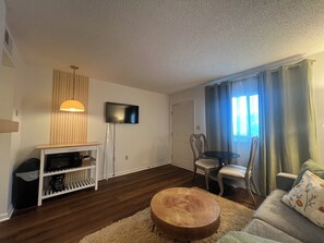 Appart'hôtel, 1 très grand lit et 1 canapé-lit, cheminée (Tennessee Honey Getaway) | Coin séjour