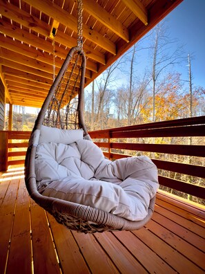 Terrace/patio - Modern Cabin in Gatlinburg 5-bedroom - Sauna Hot Tub EV Charger Smoky Mountains (Gatlinburg)