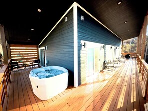 Terrace/patio - Modern Cabin in Gatlinburg 5-bedroom - Sauna Hot Tub EV Charger Smoky Mountains (Gatlinburg)