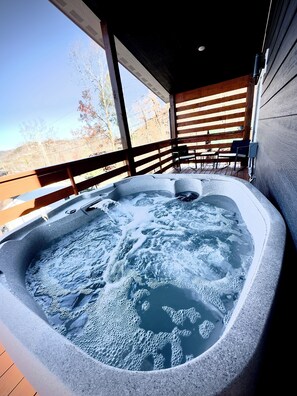 Outdoor spa tub - Modern Cabin in Gatlinburg 5-bedroom - Sauna Hot Tub EV Charger Smoky Mountains (Gatlinburg)