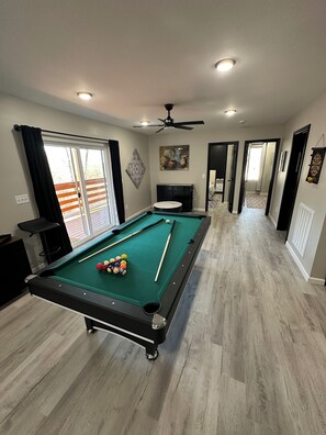 Games room - Modern Cabin in Gatlinburg 5-bedroom - Sauna Hot Tub EV Charger Smoky Mountains (Gatlinburg)